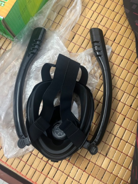 Đúng loại, kín nước, kính trong sáng, hơi thiếu ooxy và khó thở khi lặn hơi sâu