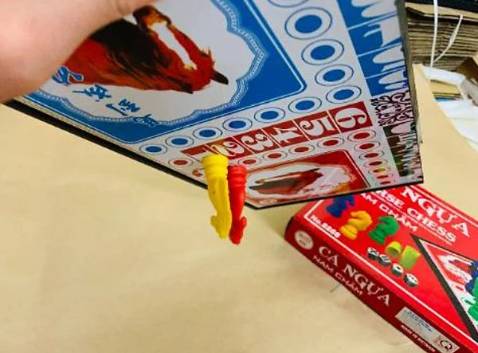 trc dùng bộ ko có nam châm chơi co ngựa cứ đổ liên tục... có bộ này đúng là hợp lý, mấy đứa nhỏ rất thích