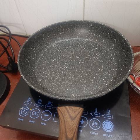 Dùng tốt cho bếp từ, hơi lồi nhẹ ở giữa nên rót dầu ăn vào sẽ chảy thành 1 viền ngoài rìa chứ ko dồn vào giữa.