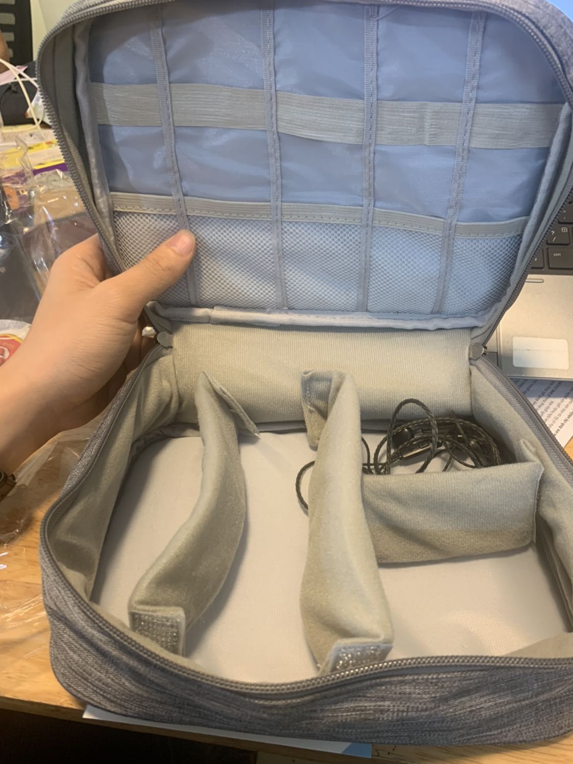 Túi phụ kiện đẹp như quảng cáo, chất liệu  dày dặn, đường may kỹ càng có độ hoàn thiện rất cao, ko có chỉ thừa
Tiki giao hàng nhanh, đóng hàng cẩn thận, cho 5 sao nhé