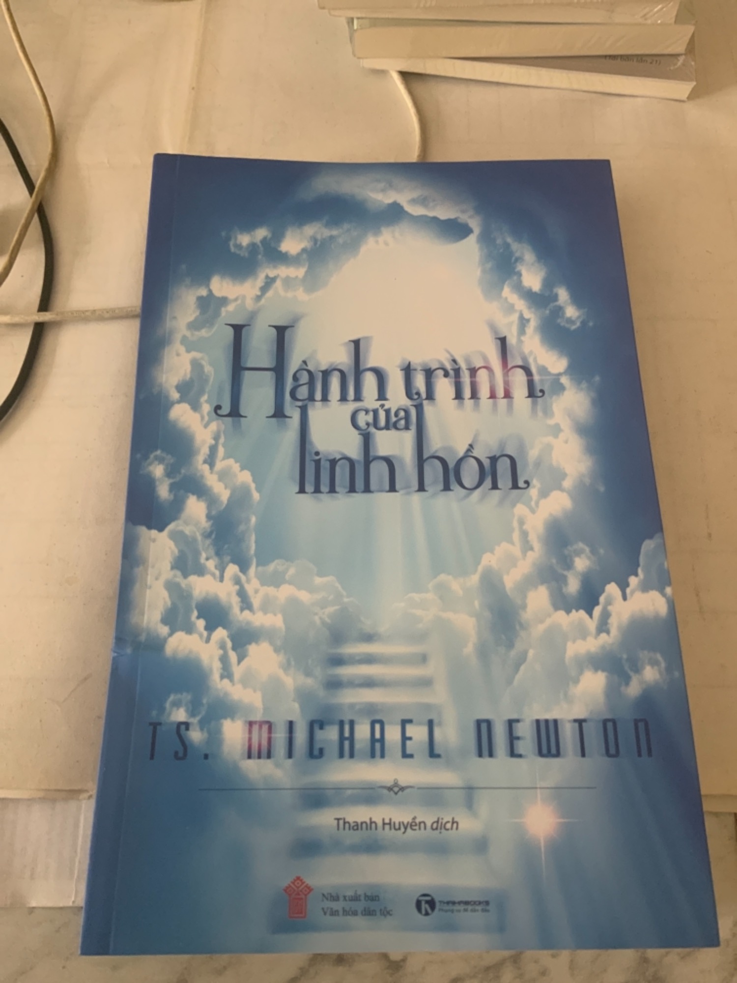 Nội dung sách tôi chưa đọc nhưng nhân viên giao hàng đè hàng lên làm gãy cuốn sách, hoặc có thể sách gãy trước đó!