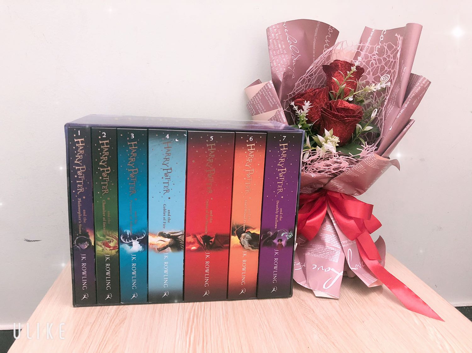 Mình nhận sách trong một buổi chiều mưa gió bập bùng, cứ lo không biết sách có làm sao không. Thật may là khi mở hộp mình cực cực cực kỳ hài lòng, sách mới, nhẹ, giấy đẹp, bìa in chữ nổi đẹp long lanh, thơm mùi sách mới. 7 cuốn sách này là một phần trong tuổi thơ mình, mãi iu! Cảm ơn Tiki đã cho mình một bộ sách trọn vẹn! ?