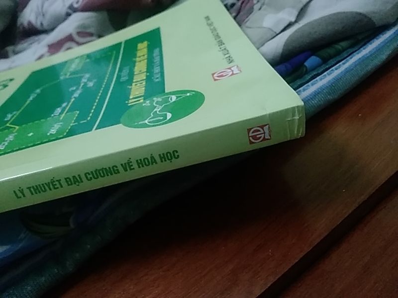 vận chuyển sách bị rách như này nhưng hơn không ảnh hưởng gì đến chất lượng bên trong