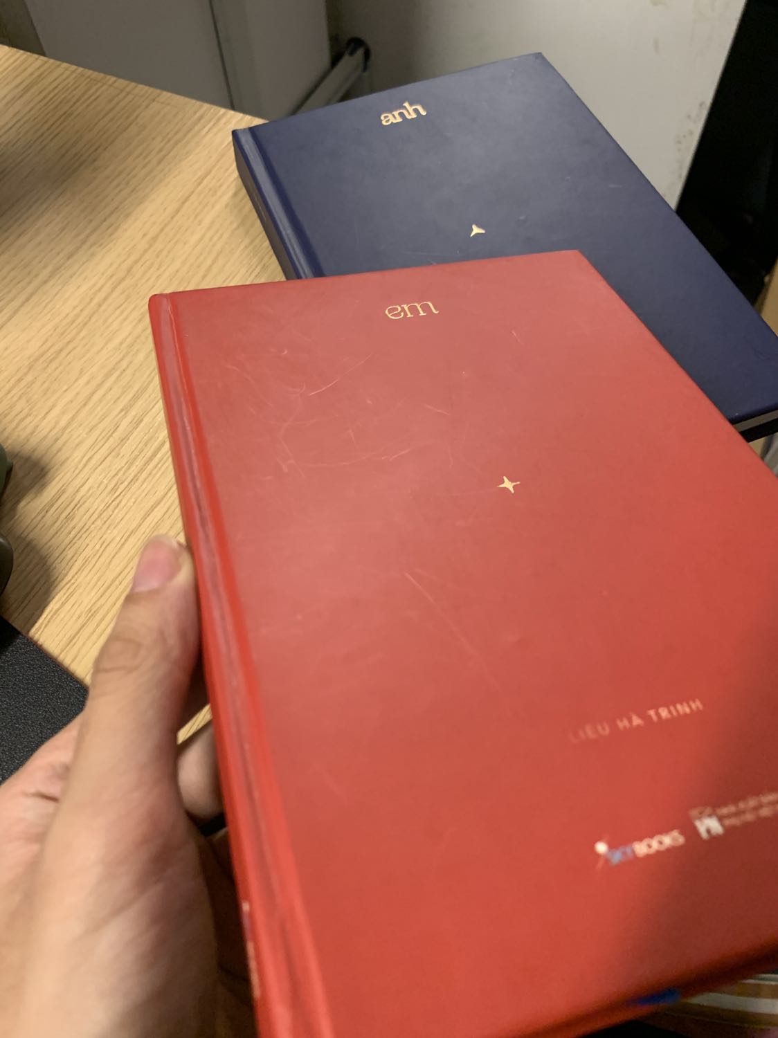 Bìa sách rất cũ, có vết như có rất nhiều người cầm qua rồi Bìa sách rất cũ, có vết như có rất nhiều người cầm qua rồi