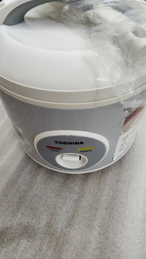 Nồi cơm nhỏ xinh, tương đối nhẹ, bỏ vali to được luôn. Tiki giao hàng siêu nhanh mà bọc kín cẩn thận lắm. Mình có nấu thử 1 lần thấy cơm chín nhanh. Nói chung nó đáp ứng đủ nhu cầu của mình là mình hài lòng rồi.