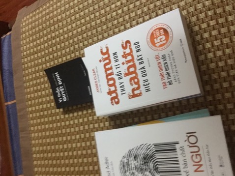 Dạo này thói quen xấu lại bủa vây nên tôi quyết định mua cuốn này, được cái tiki sale cũng ổn nên mua mấy cuốn nữa mà rẻ lắm, vì sách bọc trong giấy bóng mà lại ship cẩn thận nữa nên sách mới nguyên hình thức 100% Mới bão Yagi xong nên tôi rất lo sách bị làm sao nhưng mà ngoài sức mong đợi sách đã về đến tay chủ nhân an toàn, ôi cái mùi sách mới nói mãi không hết ngửi cả ngày không biết chán, tôi lại hứa sẽ đọc và giữ gìn sách cẩn thận, sẽ áp dụng những điều sách đã răn dạy để tôi có thêm kinh nghiệm có thêm niềm tin vào cuộc sống có biết bao chông gai khó nhọc này, để thói quen xấu bớt bủa vây tôi để tôi có thể sống tiếp những tháng ngày bình yên. Xin cảm ơn