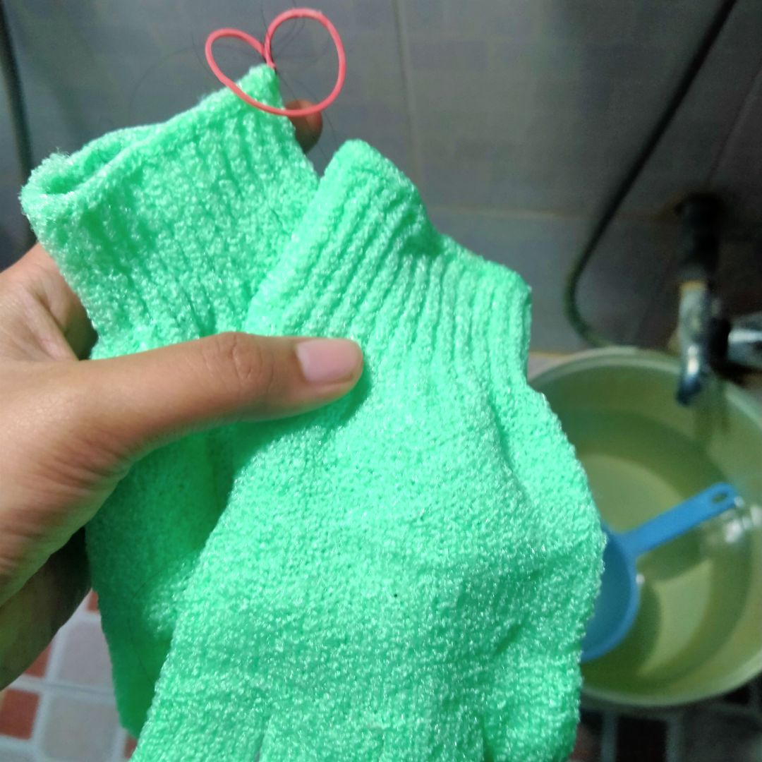 chà nhẹ nhàng, thích hợp cho những vùng khó kì như mông, lưng, cổ nên kết hợp kì với xà phòng than tre nha bao mịn
có một tip nữa để treo dễ trong phòng tắm là buộc với cọng dây thun treo lên cho dễ mau khô chà nhẹ nhàng, thích hợp cho những vùng khó kì như mông, lưng, cổ nên kết hợp kì với xà phòng than tre nha bao mịn
có một tip nữa để treo dễ trong phòng tắm là buộc với cọng dây thun treo lên cho dễ mau khô