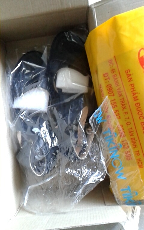 Chất liệu mặt trong của quai giày không khớp như hình ảnh đã được giới thiệu.