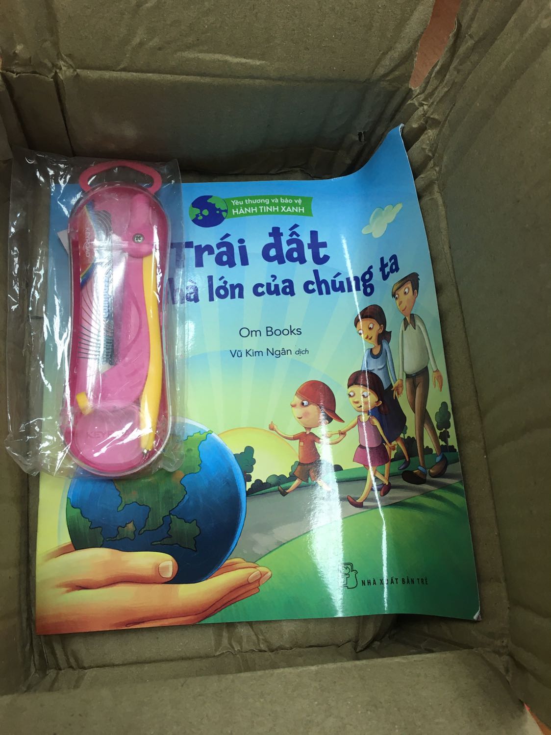 Đóng gói như này còn gì cuốn sách nữa. Mua sách trên Tiki nhiều rồi lần đầu thất vọng như vậy. Đóng gói quá tệ.