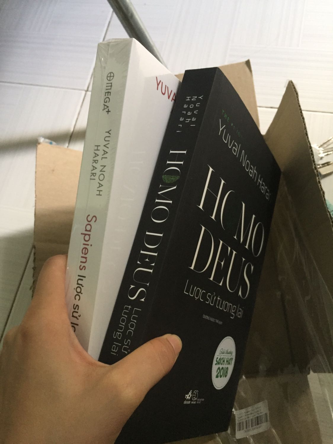 Mua combo 2 cuốn, mà cuốn homo deus chưa được bọc bao nilon, nhưng mà trông cũng mới tinh. Ổn ạ