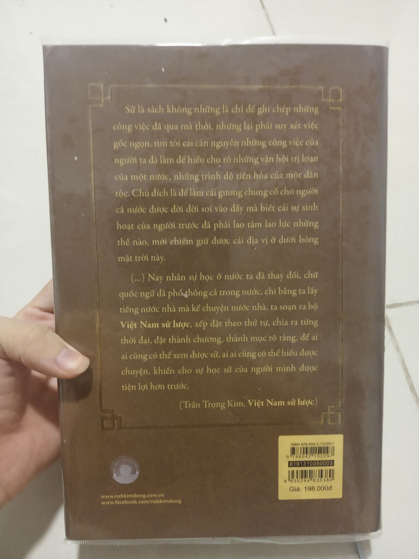 Giao hàng nhanh, sách hình thức đẹp, giấy tốt.
Nội dung sách rất phù hợp cho những ai muốn tìm hiểu lịch sử Việt Nam từ thời Hồng Bàng đến đời nhà Nguyễn
Tác phẩm này chỉ viết những sự kiện chính yếu nhất nên phù hợp với những bạn bước đầu đọc lịch sử Việt Nam, còn nếu bạn muốn tìm hiểu sâu hơn thì có thể tham khảo những tác phẩm khác