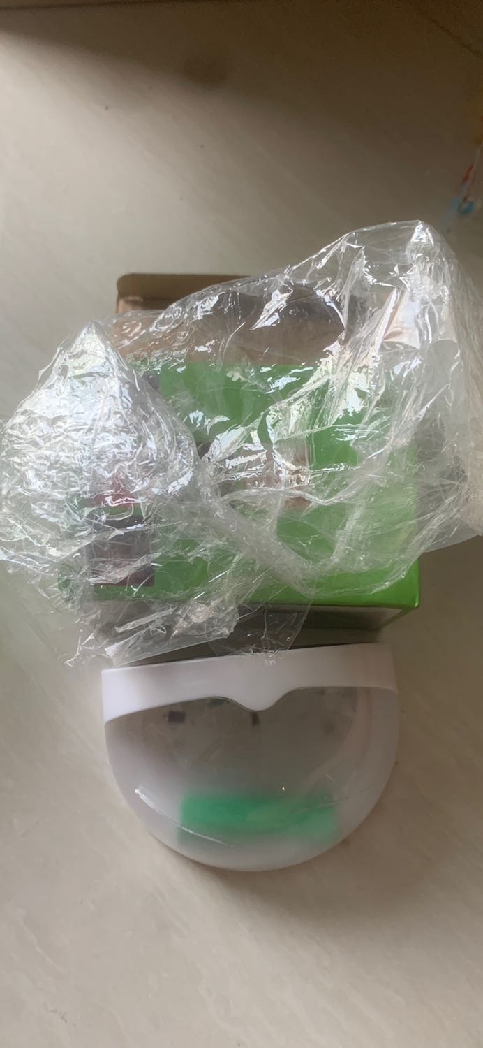 bóng đèn đã bị khui seal, vỡ nứt 2 đường, xúc pin. ko có tem phụ dán ngoài như bóng khác. Mình mua 3 bóng thì 1 bóng hỏng. Nếu như còn seal và tem phụ như 2 bóng còn lại thì có thể do vận chuyển, nhưng đây là bị khui rồi, hư hỏng vẫn giao cho khách. Quá tệ so với việc mình luôn tin vào chất lượng và dịch vụ của Tiki.