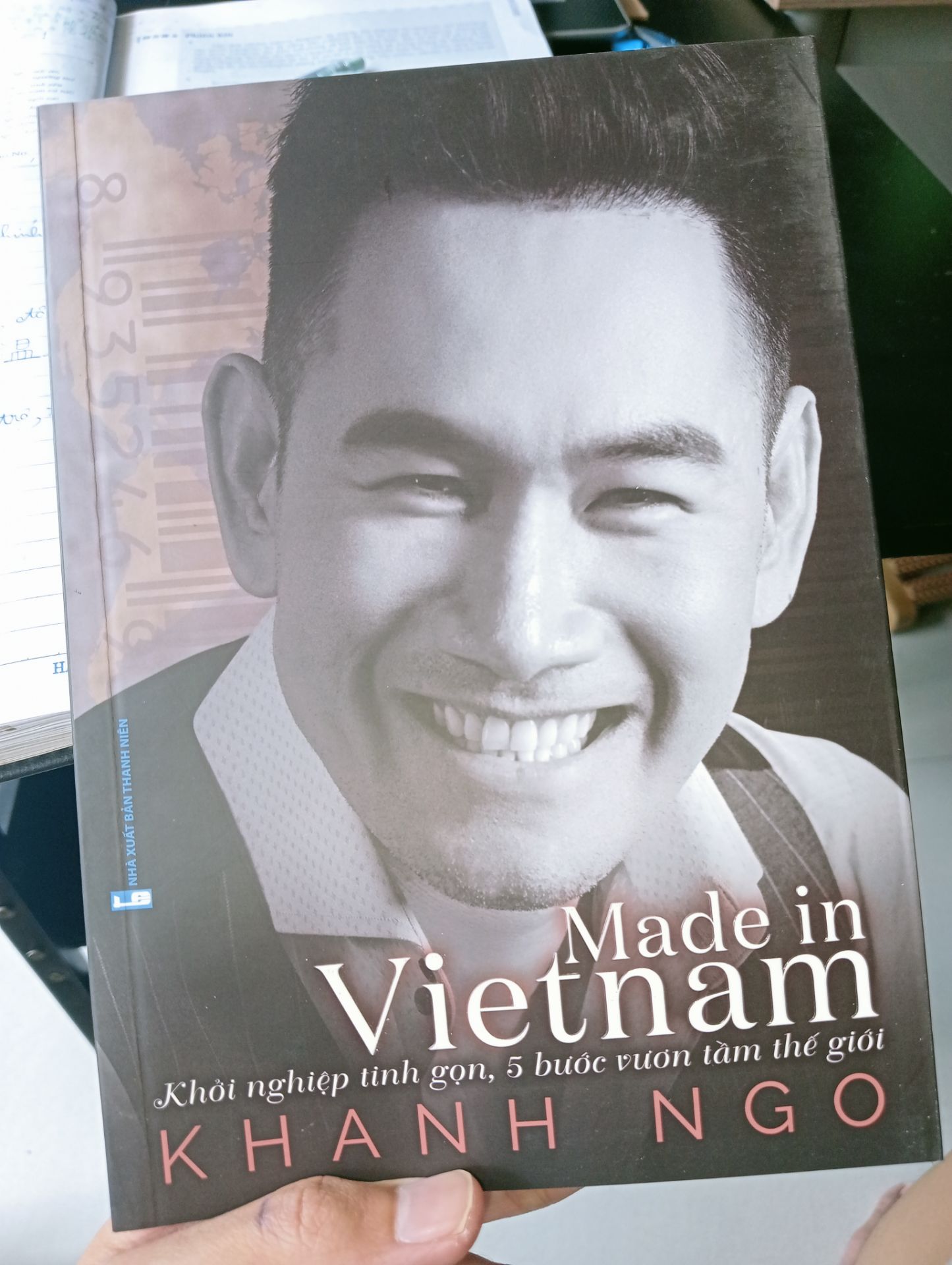 Anh giao hàng nhiệt tình, thân thiện!! Giao hàng trong buổi, sách được đóng gói cẩn thận. Hài lòng!! Có điều bookmark hơi cũ!