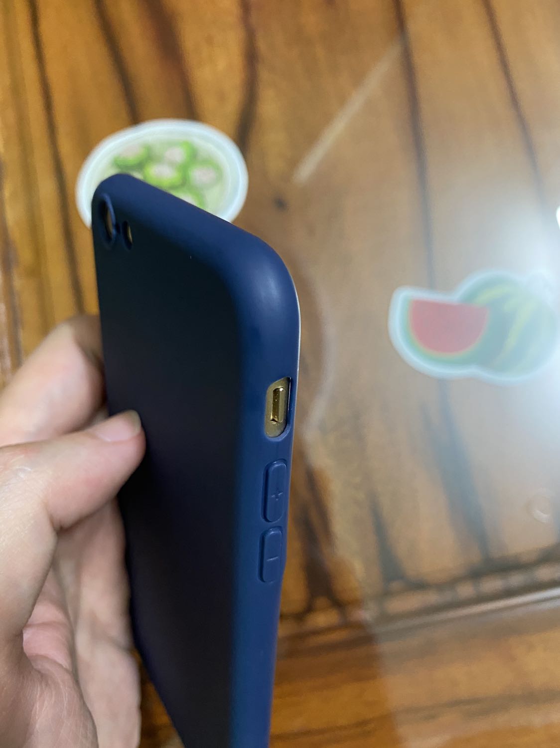 Ốp lưng dày dặn phù hợp với giá tiền ! Ốp lưng fit theo máy và mang ốp vào máy nhìn sang hẳn. Có bị giãn ra sau thời gian sử dụng lâu mới biết được. Nhưng giờ là thấy ô kê la 👍🏻
Sẽ ủng hộ shop trong những sản phẩm khác ! Thanks shop !