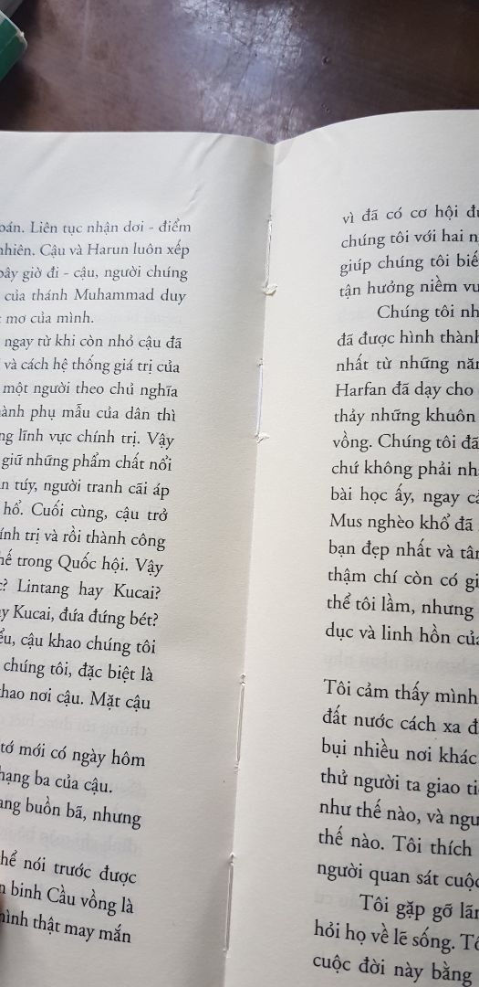 Mình k bàn về nội dung sách vì sách rất rất hay.
Mình chỉ bàn về cách đóng gói và chất lượng sách: Cũ, rách, có dấu tay của sách đã đọc rồi, có chỗ rách ra được khâu chỉ lại nữa, thật sự rất rất thất vọng. Mình mua sách bên Fahasa dù đắt hơn tí, đợi lâu hơn tí nhưng thực sự rất hài lòng vì người ta nâng niu sách, trân trọng sách và đóng gói cực kỳ cẩn thận.
Xin cảm ơn và mình chắc chắn sau này sẽ không mua sách từ Tiki nữa!
