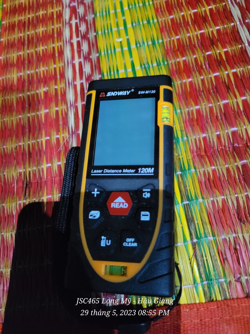 Ánh sáng laser phát ra khá yếu. Chỉ có thể đo đạc được trong nhà. Mình làm công trình cầu đường, không khả thi vì không thấy tia laser