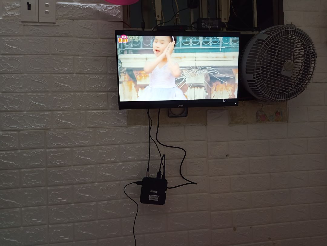 sản phẩn đẹp, nhỏ gọn, nhiều kênh truyền hình, xem youtube, đọc báo bằng trình duyệt ok, wifi mạnh xem nét căng với độ phân giải 1080p ( màn hình cũng phải full HD nhé, mình dùng màn hình vi tính). mới mua chưa vọc nhiều nhưng thấy rất ok với tầm giá. muốn điều khiển bằng giọng nói thì phải mua thêm cái điều khiển khác. hy vọng sử dụng bền.