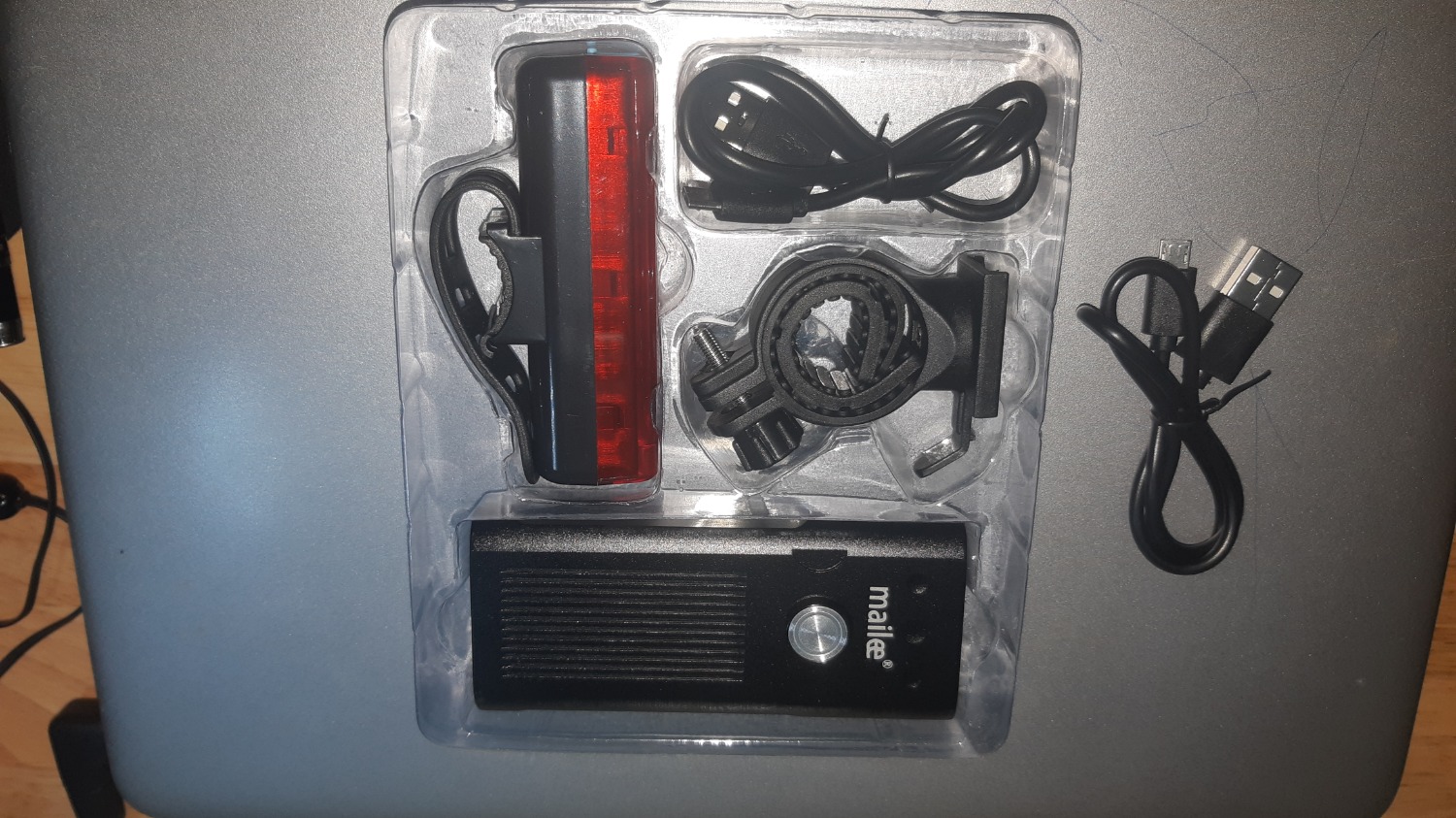 - Rất ưng ý. Giao hàng nhanh, đóng gói tốt. 
- Đèn chính trước nhìn cực cool. Liền lạc. Nút nhấn chế độ có dán tấm kim loại nhỏ bấm mát tay :) 
- Nhìn bên ngoài sản phẩm chống nước tốt.
- Bát gắn chặt. Đèn có thể xuay 360 độ theo phương ngang.
- Bật max sáng thân đèn nhiệt độ hơi ấm nhẹ. Đèn sáng tỏa tốt
- Độ sáng đèn hơi yếu . Độ sáng thực tối đa khoảng 250-300 lumen.
- Chưa *** pin nên cũng không biết đèn max sáng bao lâu. Nhưng thời gian sáng không phải là vấn đề nếu thay 2 cục pin sạc xịn 3500mAh

- Đèn sau đi kèm cảm quan chống nước tốt. Chất lượng tốt. Độ sáng cao, nhiều chế độ chớp

Kết luận :
Sản phẩm chất lượng, đèn trước độ sáng hơi yếu nhưng rất rất đáng mua trong tầm giá. tiền.