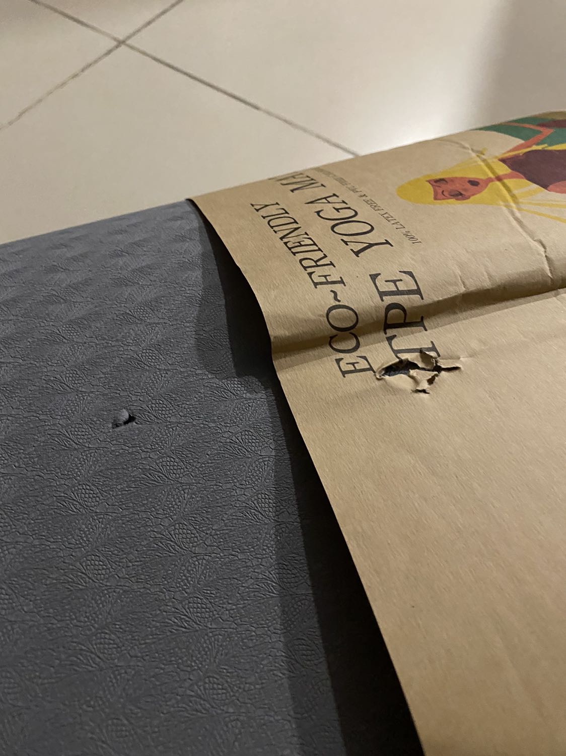 Mẫu thì lung linh, còn có cả nhãn trên thảm, hai mặt mẫu đều màu xám đậm và xám nhạt, khi giao lại hoàn toàn khác. Vận chuyển lại bị một lỗ. Khá thất vọng !