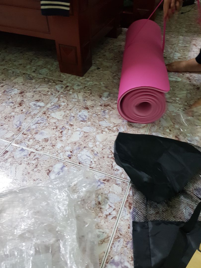 chào shop. mình đặt mua 2 thảm tập yoga. 1 thảm màu tím thì giao bao đựng thảm rộng rãi theo thảm dày 8mm. còn thảm màu hồng giao bao đựng không bỏ vô được. shop giao bị nhầm bao đựng dành cho thảm 6mm hay sao ấy. trong khi cả 2 thảm mình đều đặt dày 8mm. đt : ***. Shop giải quyết đổi 1 bao lại giúp mình vì kg bỏ thảm được