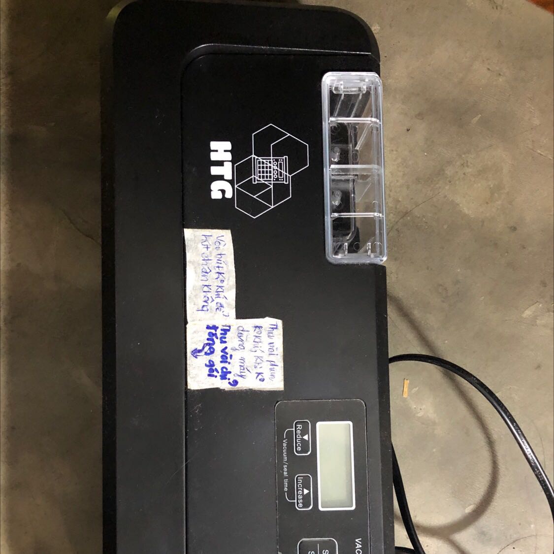 Giao hàng nhanh đóng gói cẩn thận. Mình đã trải nghiệm thử hơn 1 tháng, mới đầu đóng cứ bị ko khí vào ko kín, sau biết cách làm tốt hơn. Mình đẩy miệng bịch sát vách đóng chỗ giấy tepflon và hơn 1 chút là ko bị ko khí tràn vào. Chúc shop năm mới bán nhiều nhé.