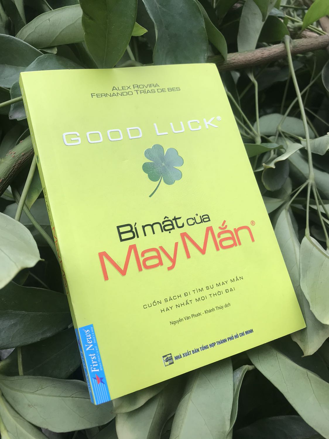 Cuốn sách tuy nhỏ bé, chỉ mất có vài tiếng ngắn ngủi để đọc nhưng lại khiến mình có được nhận thức rõ ràng hơn về sự may mắn. Cảm giác giống như được khai sáng một điều gì đấy mới mẻ vậy. Mình biết và tin rằng nó không chỉ thay đổi mình mà còn thấy đổi cả những người đọc nó nữa.
 
Đọc xong mình biết được rằng may mắn cũng có hai loại. Một là may mắn từ trên trời rơi xuống, nghĩa là không làm mà cũng có ăn. Loại này thì thường kém bền, có tới 90% những người trúng xổ số đã phá sản hay quay về tình cảnh như trước trong chưa đầy mười năm kể từ khi trúng vé số. Hai là may mắn do chính chúng ta tạo. Có phải nhiều người sẽ thắc mắc tại sao lại như vậy đúng không?
 
“Tình yêu không tự đến, cô đơn không tự đi”-may mắn cũng như vậy. Có nhiều người nhìn vào thành quả của ta và nói rằng: “Bạn thật may mắn quá đi”, hay chính chúng ta cũng lầm tưởng những gì mình đạt được đều do may mắn từ trên trời ban xuống. Nhưng ngẫm kĩ lại không phải là tất cả đều do sự cố gắng, nỗ lực, kiên trì của ta mà có hay sao?
 
Chỉ khi nhận ra điều này ta mới thấy trân trọng, yêu thương và ghi nhận chính bản thân mình để từ đó ta lạc quan, vui tươi hơn khi nhận ra giá trị mà mình đang tạo ra. Bằng lối văn ấn tượng, tác giả đã viết ra một câu chuyện thật kì bí, có sắc thái gợi nhớ đến những nhà giả kim, hiền triết xa xưa, dẫn dắt người đọc bước vào cuộc hành trình tìm kiếm cỏ bốn lá-biểu tượng cho sự may mắn đầy bí ẩn và lôi cuốn.
 
Hãy đọc và cảm nhận nếu bạn còn những thắc mắc như: “May mắn bắt nguồn từ đâu?”, “Làm thế nào để gặp được may mắn trong cuộc sống?”.... vì trong cuốn sách nhỏ mà có võ này, mọi nghi vấn đều được giải đáp. Có câu nói rất hay trong sách khiến mình tâm đắc: “Chúa không chơi xúc xắc với con người, may mắn do chính con người tạo ra.”