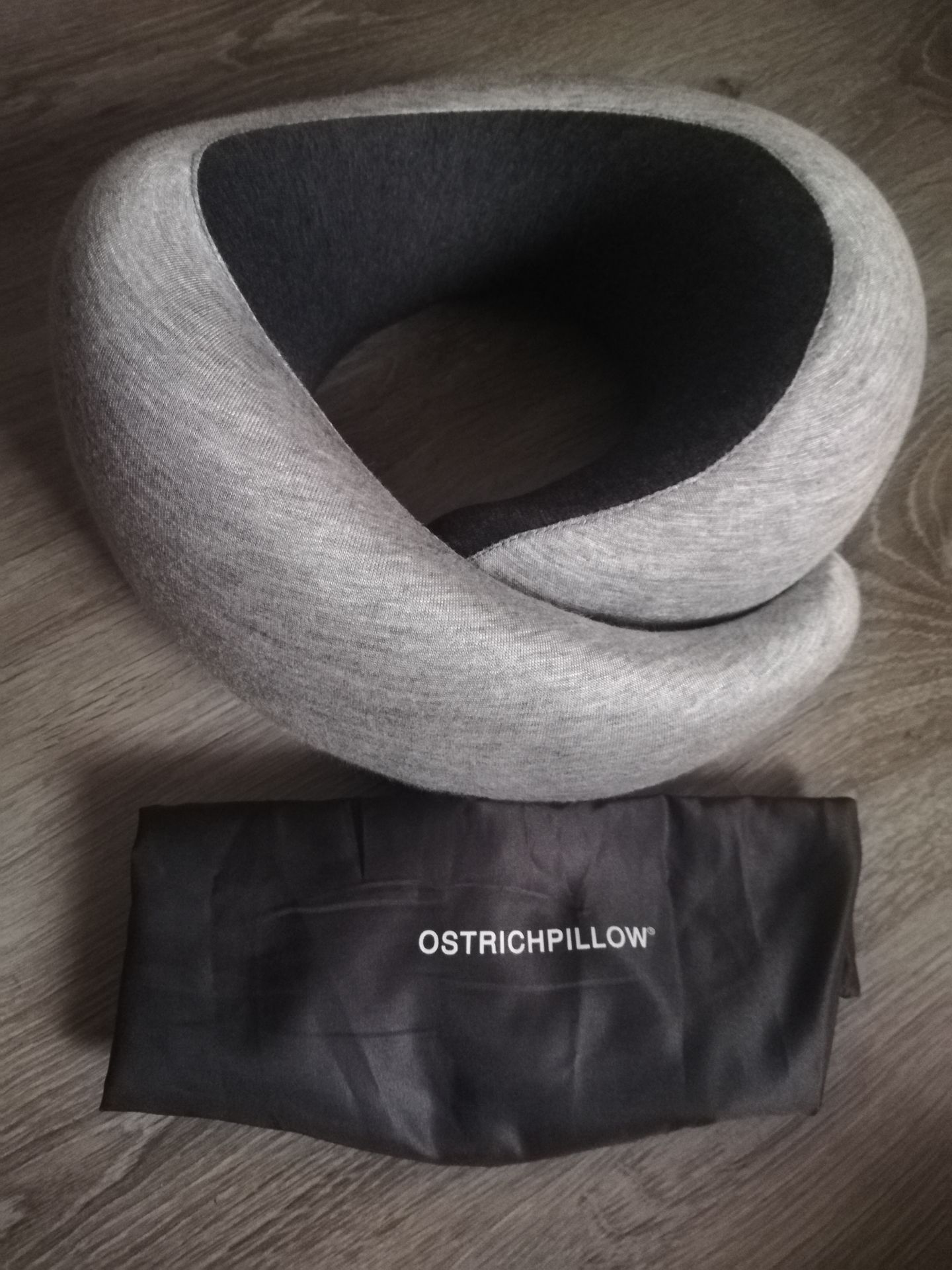 Sản phẩm đúng như miêu tả: chất lượng tốt, bao bì đơn giản và tiện dụng, có thể xếp gọn bỏ vào túi mang đi khắp nơi, màu sắc trung tính thích hợp cho cả nam lẫn nữ, có khóa kéo để tháo vỏ ra vệ sinh, form gối vừa vặn để nâng đỡ cổ, chất liệu sờ vào mịn, êm.
Nói chung là thấy hài lòng khi mua gối này.