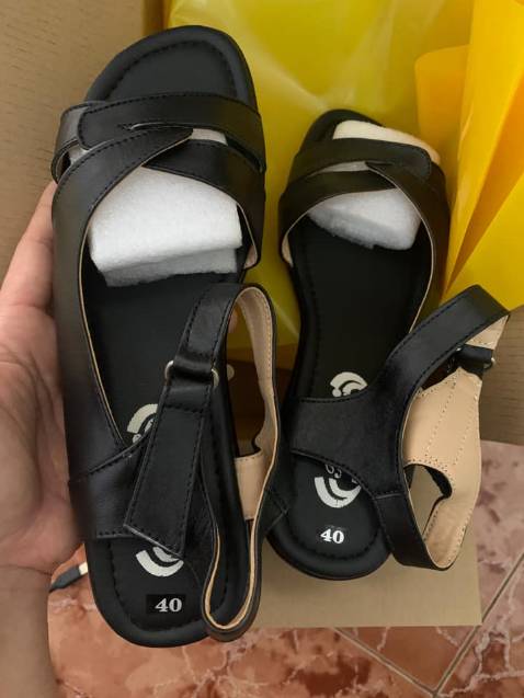 Giày đẹp đúng hình nhưng SIZE KHÔNG ĐÚNG. Chọn mua size 40 cho bà nội nhưng về mang thử thì chỉ vừa chân 39 ( vừa khít sát ko dư luôn ). Chưa mang đi thử nhưng có vẻ đế trơn, có thể đi sẽ dễ vấp té.

Nói chung tốn tiền :(