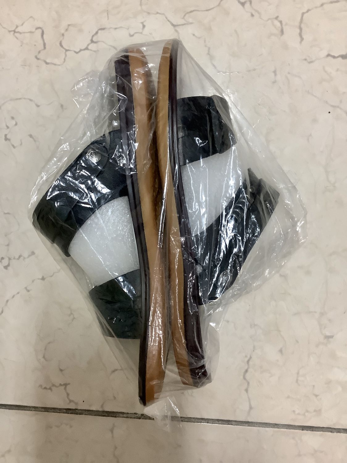 Hàng đặt màu nâu, giao hàng lại giao màu đen !
Yêu cầu đổi lại hàng màu nâu.