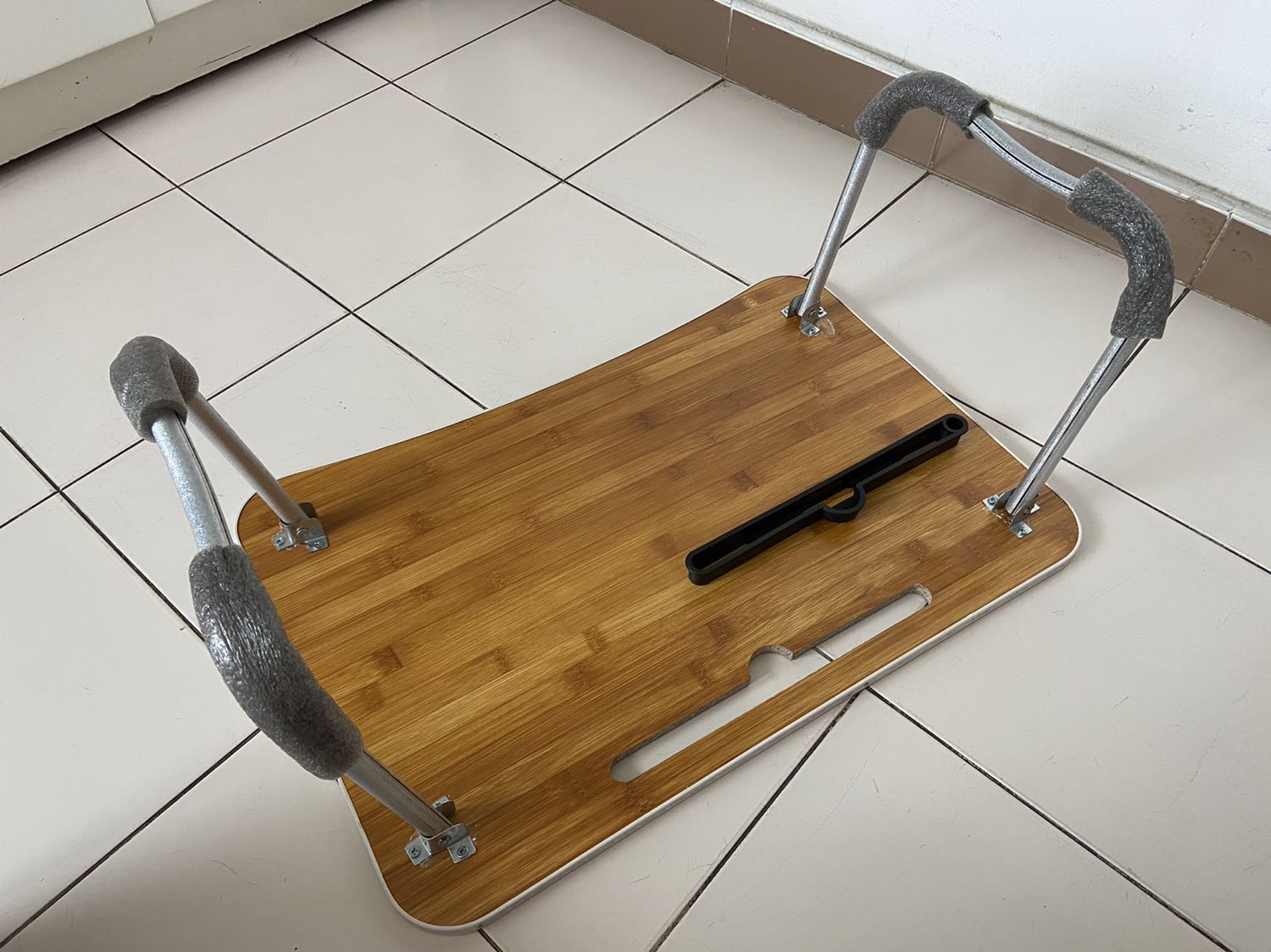 Chân bàn bị vênh, lỏng lẻo nên dễ bị gập vào trong làm bàn bị sập xuống. Chỗ kê ipad làm cho có chứ ko phù hợp, không giống như hình quảng cáo. Buộc phải làm thêm chốt để cố định chân bàn khi bung ra sử dụng. Quá buồn không giống như quảng cáo.