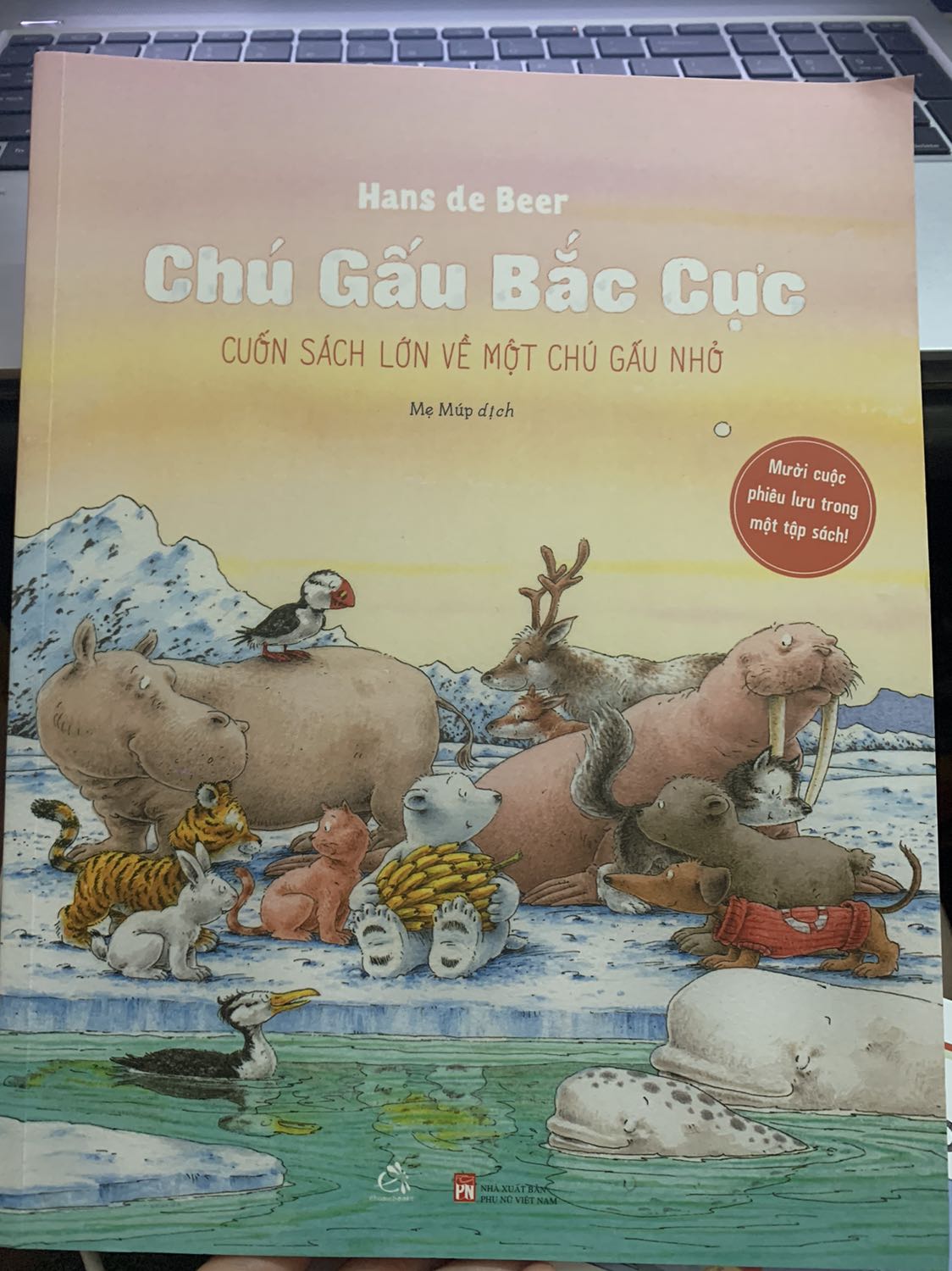 Sách dày lắm mng ạ, trang nào cũng có một mặt chữ một mặt tranh minh họa rất sinh động và đáng yêu. Nội dung kể về những cuộc phiêu lưu của bạn gấu nhỏ, k li kì gay cấn với người lớn nhưng với các bạn bé cũng đủ hấp dẫn rồi. Sách phù hợp các bạn 5+ theo quan điểm của mình.