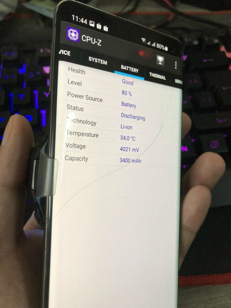 quạt tản nhiệt FL01 rất ok nha mọi người, chơi liên quân xong mình dùng app CPU-Z đo chỉ ở mức 34 độ thôi, điện thoại mát lắm, con này dùng pin sạc nên ko lo tốn pin của điện thoại, miếng hút chắc chắn, lại có đèn flash nhấp nháy xanh đỏ cũng khá bắt mắt. Hàng chính hãng memo