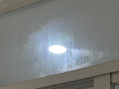 Dùng để lau tạm trên cao khi mình với không tới thôi. Chứ lau bằng tay và khăn vải vẫn sạch hơn nhiều.