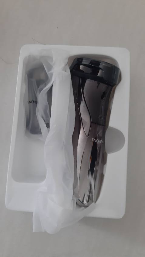 Máy chạy êm, cạo sạch nhanh, rất chất lượng, và ưng ý, dễ cầm chắc tay, mới mua nên mình cũng k biết pin sử dụng được không, đóng gói kỹ, giao hàng nhanh, cảm ơn shop...