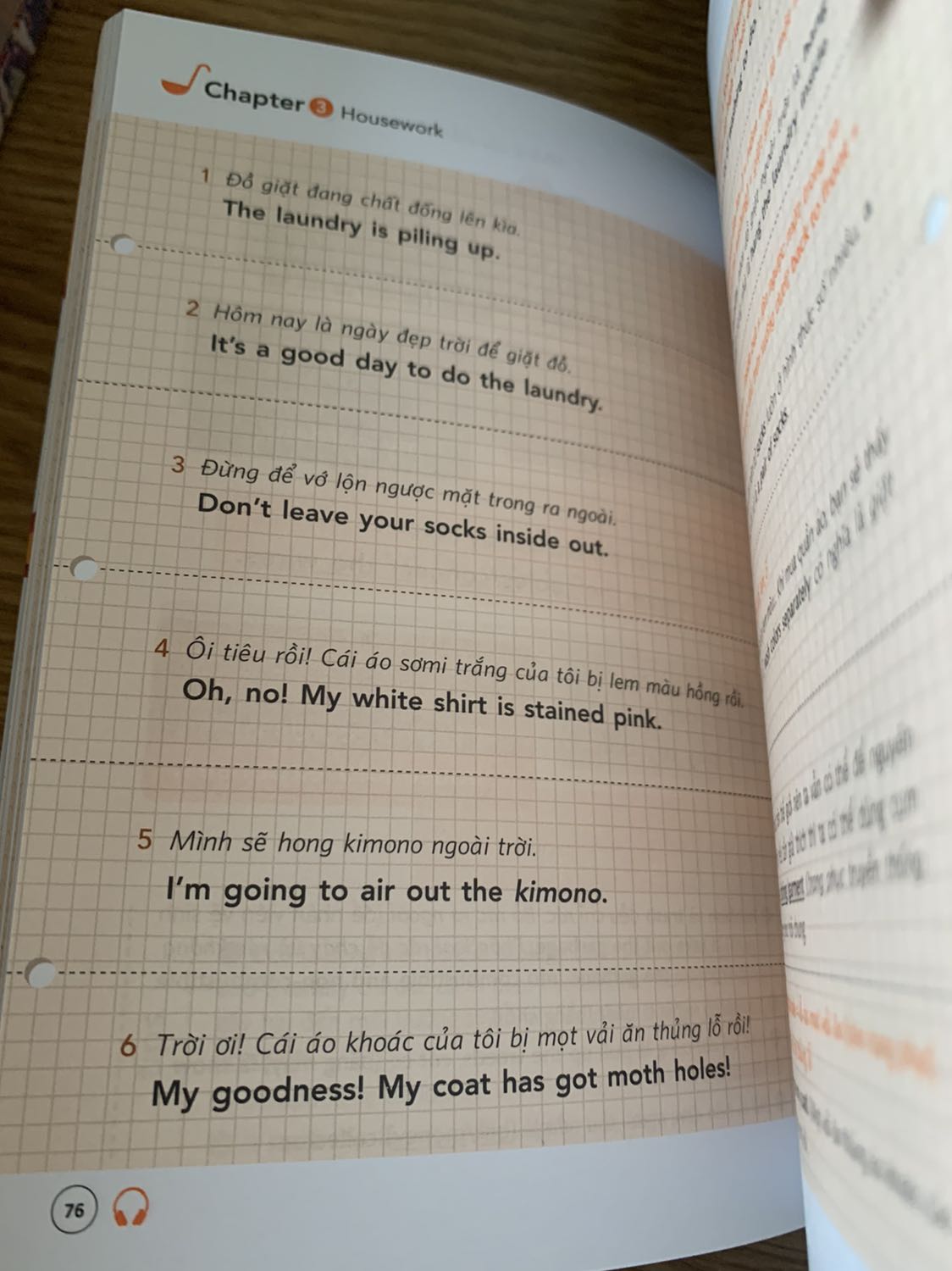 Về tổng quan sách đẹp, kích thước nhỏ như cuốn truyện tranh. Có nhiều hình vẽ bắt mắt dễ đọc, không bị ngộp, có mẫu câu độc thoại, phù hợp với mọi lứa tuổi.
Hơi buồn xíu vì chọn bookcare mà tiki khum có bọc🥹🥹