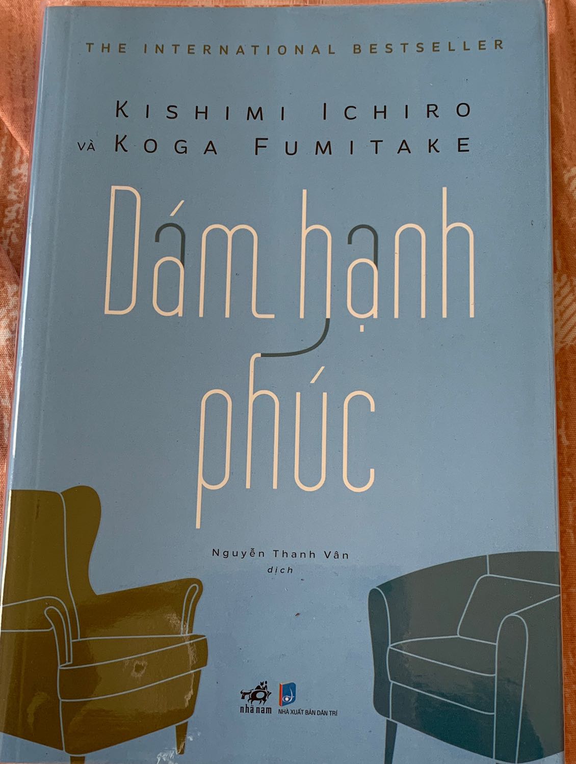 Đã đọc “Dám bị ghét” nên thấy “Dám hạnh phúc” là mua ngay. Quyển sách ko phải là những giáo điều sáo rỗng, mà vừa đọc vừa nghiền ngẫm tính triết lý trong từng câu chữ. Thật sự nếu có thể làm được theo 50% là bản thân sẽ thay đổi rất tích cực. Tiki giao hàng cũng rất nhanh luôn. Mua sách trên Tiki mình chưa thất vọng bao giờ.