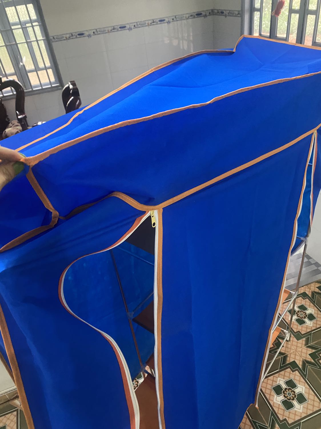 Ntn sao chùm được vậy ạ ? Kích thước tấm chùm với cái tủ nó khác nhau hoàn toàn ? 
K thể hiểu nổi luôn 
Mua về h để ko vậy ad ?
Trả lại hàng nhé 
Mình bực mình từ thằng giao hàng tới cái shop củ lìn này ?