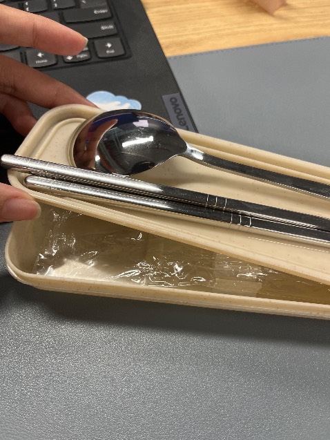 Cầm nặng tay, chắc chắn, đầu cần vuông nên dũa ko sợ bị lăn nhất là đũa kim loại, ko có cạnh nhọn, rất thích hợp cho dân văn phòng

Mỗi muỗng và đũa đều dc bọc kĩ, hộp ko bị bể