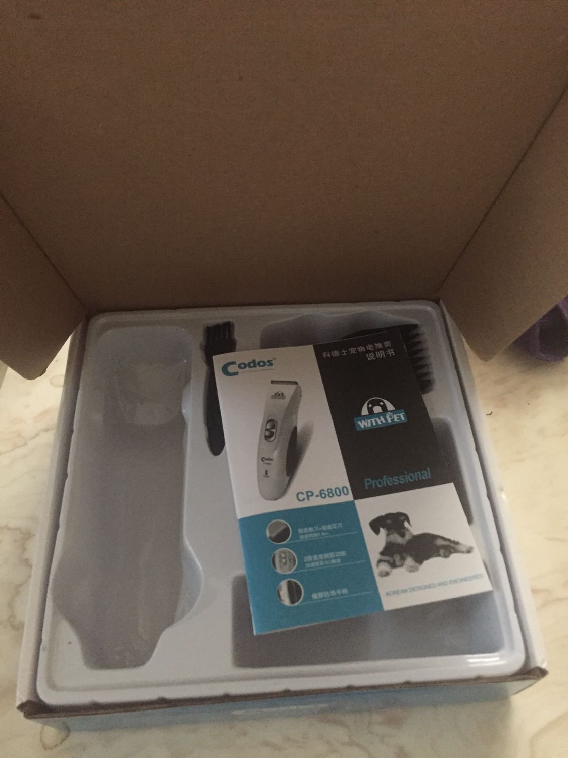 Dùng ổn, sạc 1 lần mình cạo sạch lông 1 chú Samoyed 30kg. Lưỡi đi ngọt, sắc. Trong hộp có nhiều cữ đi kèm. Mới dùng 2 lần nên chưa biết độ bền nhưng khá là chắc chắn