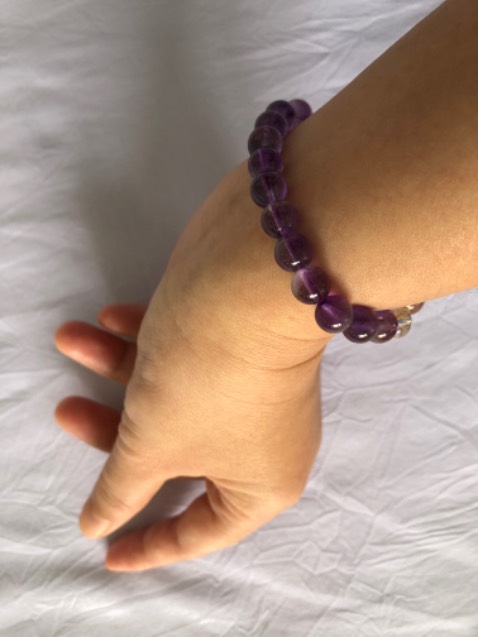 Mình hài lòng lắm. Shop đã chỉnh đúng ni tay cho mình. Mình hi vọng đeo vòng tay vào sẽ được mạnh khỏe. Mình sẽ đặt thêm 1 mẫu Tgạch anh tóc vàng cho bạn.
Cám ơn shop Ngọc Quý nha. 
Nhân viên giao hàng cực kì tử tế, mở hộp đeo vô cho mình luôn. Mình đang trị bệnh ở bệnh viện, em ấy ngồi đợi mình và chào hỏi ân cần.