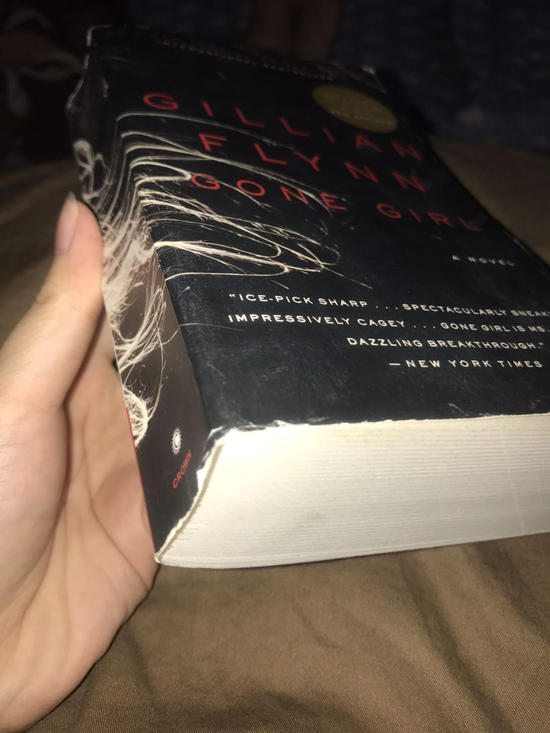 Chất lượng giấy bên trong mình không muốn đề cập vì đối với mình như vậy là ổn nhưng tiki giao cho mình một quyển sách mà bìa cũ nát, nhàu nhĩ, bụi bám khá nhiều trên bề mặt và có những vệt bẩn loang lổ. Thậm chỉ, phần gáy sách còn có một vết trầy