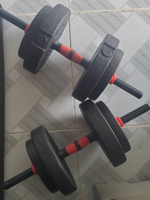 Chất lượng tạ tốt, nhưng có điểm trừ tạ dễ bị lỏng và phải vặn thay tạ hơi lâu nên mình cho 4 sao