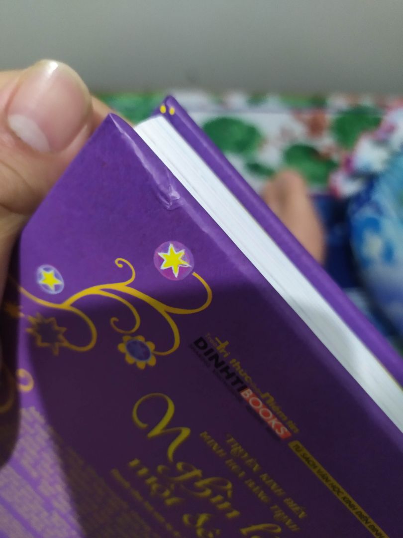 Dear nhân viên đóng gói fahasa! 
Giao sách có lót xốp thì lót cho có tâm chút, lót 4 góc á chứ đừng lót có hai bên. Khi nhận hàng thấy cái hộp móp nặng 1 bên là nghi nghi rồi. Mở ra bị cấn sụm 1 khúc ngay chỗ móp hộp lun. Mình thường đặt của fahasa do fahasa đóng gói ok, chưa có lần nào ko hài lòng như lần này. Các bạn nhân viên nên làm việc có tâm để giữ khách cho công ty nhé!