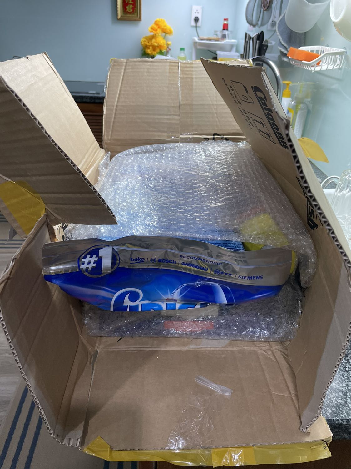 Mình mua đơn hàng 3 món, trong đó có 2 chai nước làm bóng 1,5L thì shop chỉ đóng gói  có 1 chai. Mình đã nhắn tin cho shop, mong shop xử lý việc thiếu 1 chai này. 
Còn chất lượng sản phẩm này thì khỏi bàn rồi nên 5 sao cho chất lượng của sp.