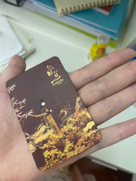 Bọc hàng hơi sơ sài, ko giống phong cách của Tiki lắm. Chỉ 1 lớp chống sốc và bọc giấy bìa bên ngoài, ko cho vào hộp, nếu dính mưa là kiểu gì cx bị rách. Chất giấy in đẹp sắc nét bìa đẹp, nguyên seal. Card bo góc thất vọng ghê. Df lung tung. Xước xát, còn hơi rách nhẹ ở đầu card nữa.