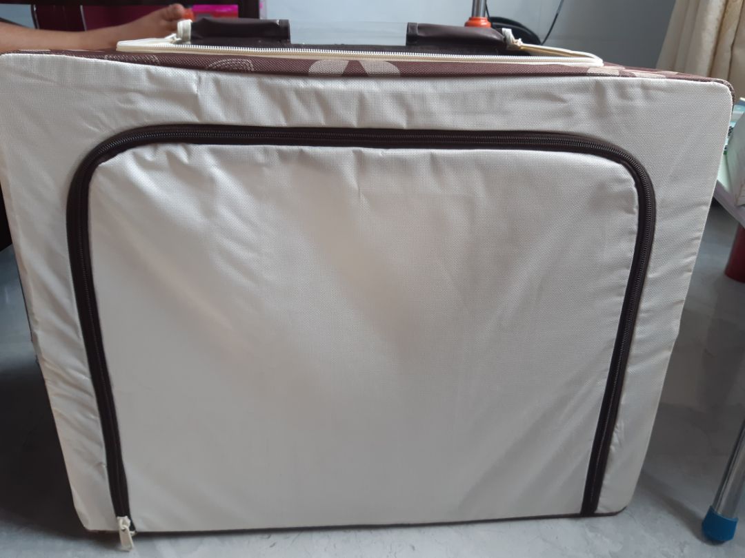 Vừa nhận hàng trưa nay, cảm thấy ất hài lòng. Một túi như vậy khó to, có thể đựng được 3 - 4 chăn mỏng (hoặc hơn), mình mua về đựng quần áo nên thấy rất ưng, quá rộng và thoải mái. Màu sắc trang nhã, khung sắt cứng cáp. Mua được 2 sản phẩm với giá 155 nghìn rất vừa ý và hợp nhu cầu sử dụng. Cảm ơn shop, cảm ơn Tiki