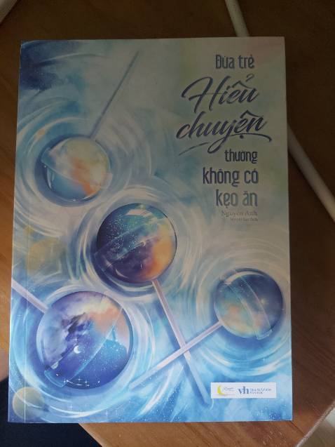 Sách mình thấy khá là hay, có những câu đọc đau lòng lắm, những đứa trẻ hiểu chuyện thường rất thiệt thòi