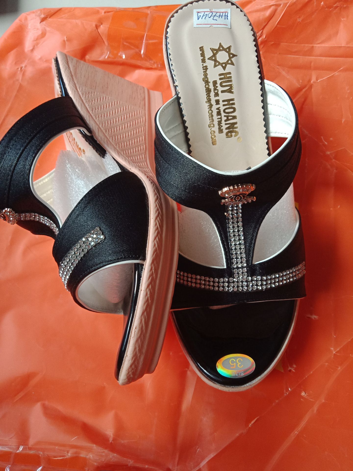 Dép đẹp rất nhẹ, mang không đau chân thử đi vài vòng trong nhà rồi thấy rất ổn