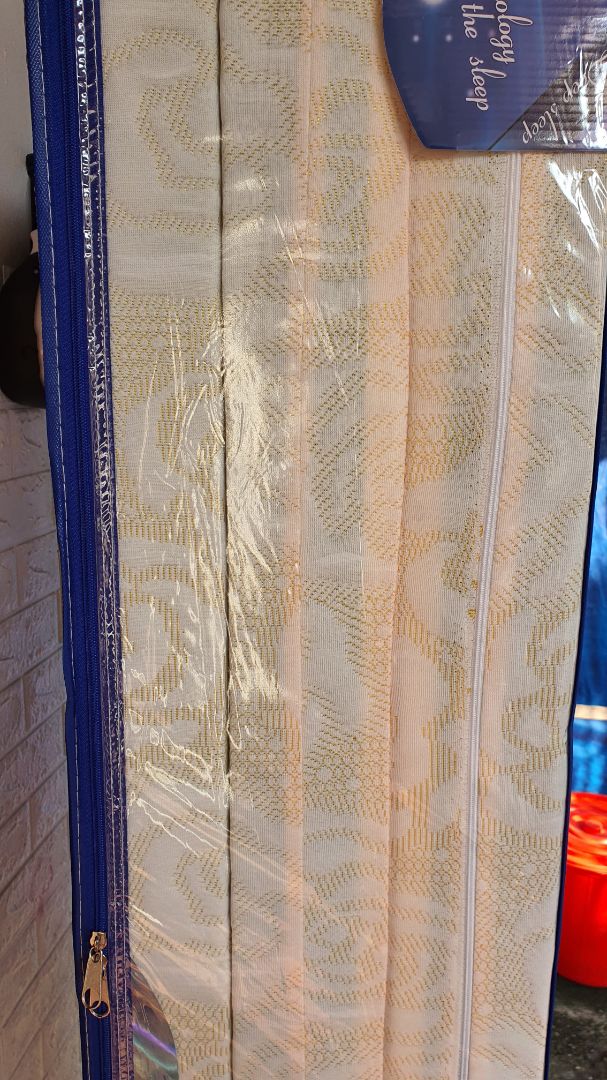 nệm nhìn rất đẹp. 
mới nhìn qua cũng thấy ưng. nói chung tiền nào của nấy. tốt hơn nhiều mấy cái hàng rẻ. nệm nhìn rất đẹp. 
mới nhìn qua cũng thấy ưng. nói chung tiền nào của nấy. tốt hơn nhiều mấy cái hàng rẻ.