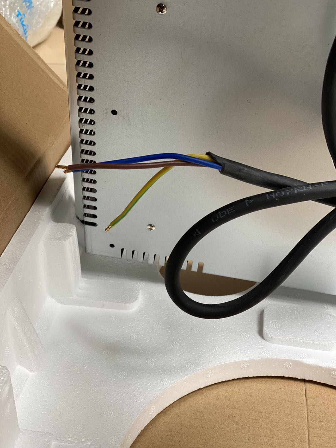 Hàng tốt. Tôi không thích viền kim loại bao cạnh bếp.